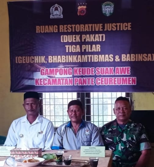 KECHIK ( M. SALIHIN) BERSAMA BAPAK CAMAT PANTE DAN BAPAK BABINSA PANTE